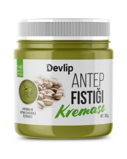 Beyaz fon üzerinde, beyaz kapaklı Devlip Antep Fıstığı Kreması kavanozunun ön yüzü. Ürünün %40 fıstık içerdiği ve aroma ve renklendirici içermediği etikette net bir şekilde okunuyor.