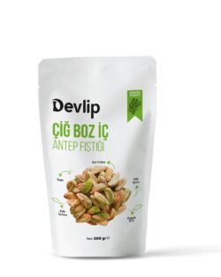 Beyaz bir zemin üzerinde, "Devlip Çiğ Boz İç Antep Fıstığı" yazılı 500 gramlık paketin ön yüzü. Paketin üzerinde fıstık tanelerinin görseli ve ürünün özellikleri (vegan, protein, kalıntı içermez) belirtiliyor.