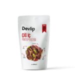 Beyaz bir zemin üzerinde, "Devlip Çiğ İç Antep Fıstığı" yazılı 500 gramlık paketin ön yüzü. Paketin üzerinde, fıstık tanelerinin görseli ve ürünün özellikleri (vegan, protein, kalıntı içermez, B-6 vitamini) belirtiliyor.