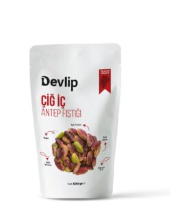 Beyaz bir zemin üzerinde, "Devlip Çiğ İç Antep Fıstığı" yazılı 500 gramlık paketin ön yüzü. Paketin üzerinde, fıstık tanelerinin görseli ve ürünün özellikleri (vegan, protein, kalıntı içermez, B-6 vitamini) belirtiliyor.