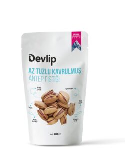 Beyaz bir fon üzerinde, Devlip markalı, Pembe Himalaya tuzlu, 1 kg az tuzlu kavrulmuş Antep fıstığı paketi. Paketin üzerinde, fıstık tanelerinin görseli ve ürünün özellikleri (vegan, protein kaynağı) belirtiliyor.