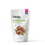 Beyaz bir zemin üzerinde, "Devlip Tuzlu Kavrulmuş Antep Fıstığı" yazılı 1 kg'lık paket. Paketin üzerinde fıstık tanelerinin görseli ve ürünün özellikleri (tam protein, vegan, kalıntı içermez) belirtiliyor.
