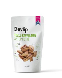 Beyaz bir zemin üzerinde, "Devlip Tuzlu Kavrulmuş Antep Fıstığı" yazılı 1 kg'lık paket. Paketin üzerinde fıstık tanelerinin görseli ve ürünün özellikleri (tam protein, vegan, kalıntı içermez) belirtiliyor.