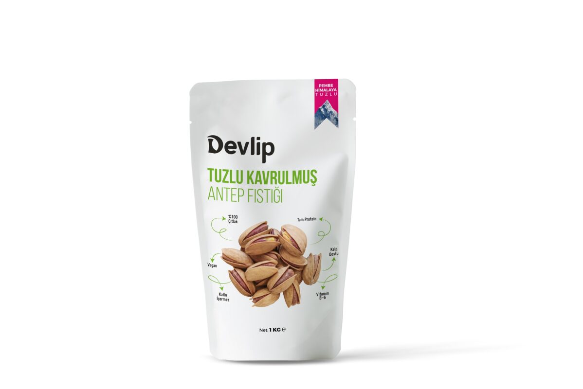 Devlip Tuzlu Kavrulmuş Antep Fıstığı 1 kg - Pembe Himalaya Tuzlu Beyaz bir zemin üzerinde, "Devlip Tuzlu Kavrulmuş Antep Fıstığı" yazılı 1 kg'lık paket. Paketin üzerinde fıstık tanelerinin görseli ve ürünün özellikleri (tam protein, vegan, kalıntı içermez) belirtiliyor.