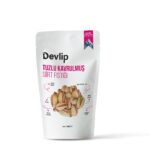 Beyaz bir fon üzerinde, Devlip markalı, tuzlu kavrulmuş Siirt fıstığı paketinin ön yüzü. Paketin üzerinde fıstık tanelerinin görseli, "vegan," "tam protein," "kalıntı içermez" gibi özellikler belirtiliyor.
