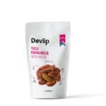 Beyaz bir zemin üzerinde, "Devlip Tuzlu Kavrulmuş İç Antep Fıstığı" yazılı 500 gramlık paket. Paketin üzerinde fıstıkların görseli ve ürünün "vegan", "tam protein" gibi özellikleri belirtiliyor.