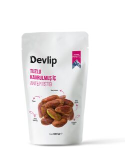 Beyaz bir zemin üzerinde, "Devlip Tuzlu Kavrulmuş İç Antep Fıstığı" yazılı 500 gramlık paket. Paketin üzerinde fıstıkların görseli ve ürünün "vegan", "tam protein" gibi özellikleri belirtiliyor.