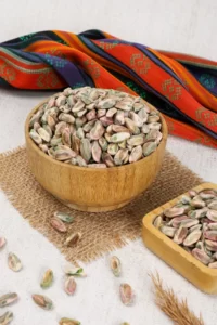 Fıstığın kalitesini ele veren en önemli detayların başında iç rengi gelir. Özellikle baklava, katmer ve lüks tatlıların yapımında kullanılan boz iç fıstıklar, zümrüt yeşili rengiyle kendini belli eder.